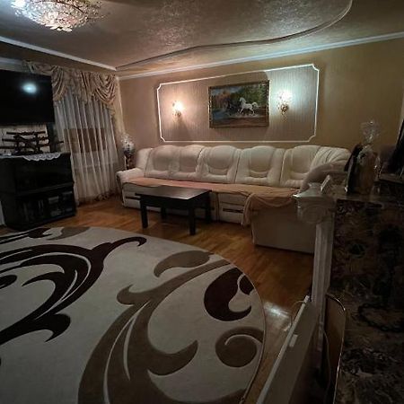 Просторі Та Комфортні Апартаменти «Д.І.М.» Kamjanets-Podilskyj Exteriör bild